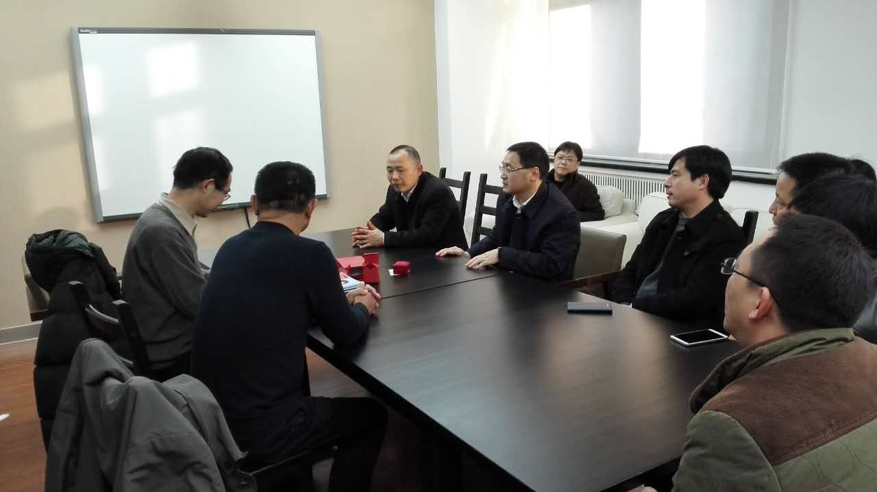 Direction de l’entreprise Amorphousbus avec le gouvernement conduit une ligne à la visite de Wang Weihua